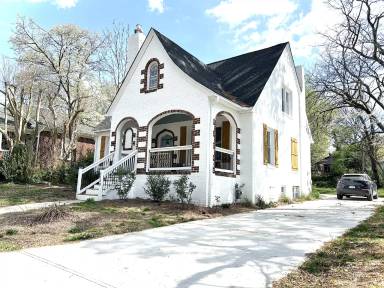Main picture of 2240 Queen St