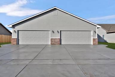 Main picture of 5118 N Honeylocust St