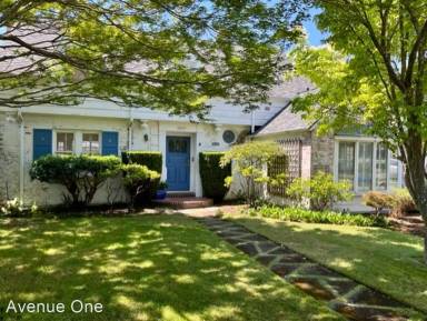 Main picture of 2425 43rd Ave W
