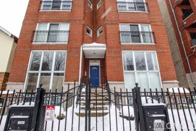 Main picture of 1369 W Hubbard St