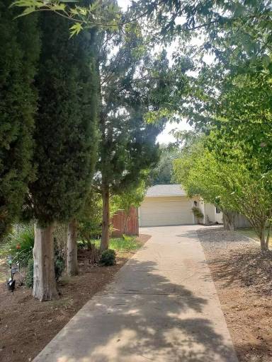 Main picture of 9 Hillary Ln