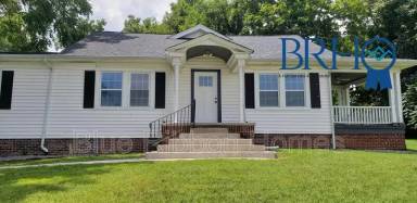 Main picture of 920 Oak Grove Ln