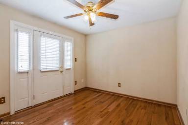 Main picture of 1932 Adams St