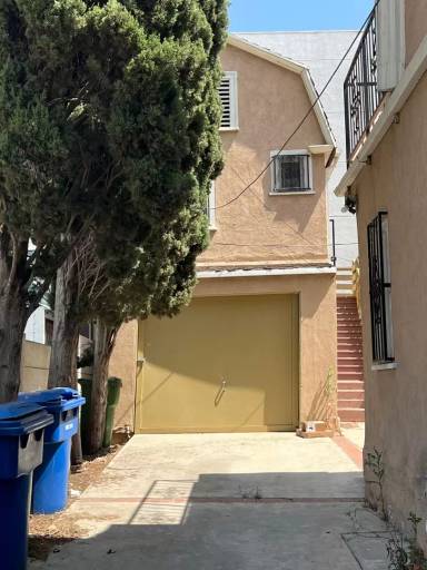 Main picture of 6553 1/2 Franklin Ave
