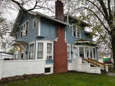 Main picture of 103 E Polk St