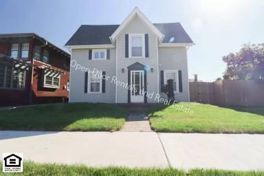 Main picture of 305 W 7th St
