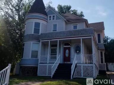 Main picture of 1727 E Superior St