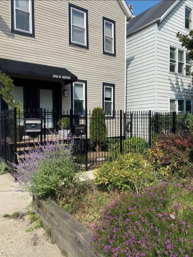 Main picture of 2456 W Moffat St