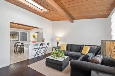 Main picture of 4852 Gardena Ave