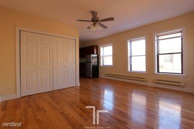 Main picture of 815-23 W Cornelia Ave