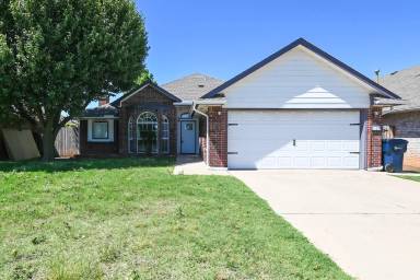 Main picture of 1121 SW 99th Ter