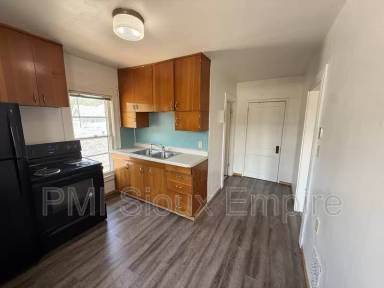 Main picture of 734 W 10th St
