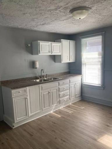 Main picture of 3233 W Auer Ave