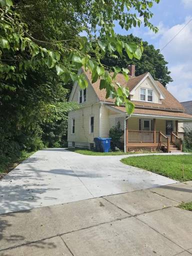 Main picture of 415 Lake St