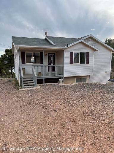 Main picture of 328 Hillcrest Cir