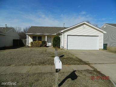 Main picture of 901 Mars Cir