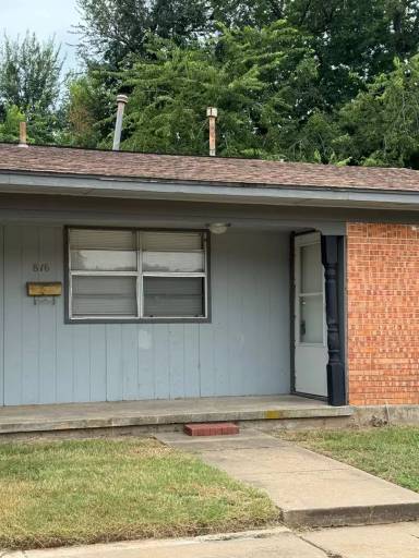 Main picture of 816 Russell Cir