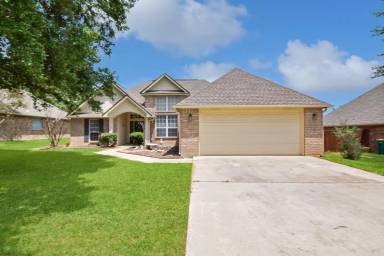 Main picture of 2412 Wilshire Dr