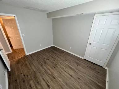 Main picture of 884 Gordon Smith Blvd
