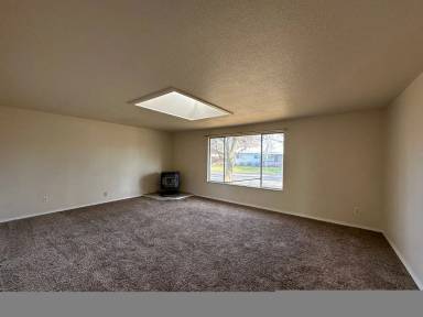 Main picture of 296 NE A St