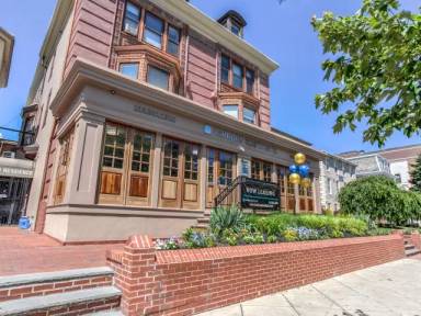 Main picture of 4043 Walnut St