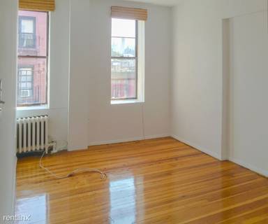 Main picture of 210 W 10th St