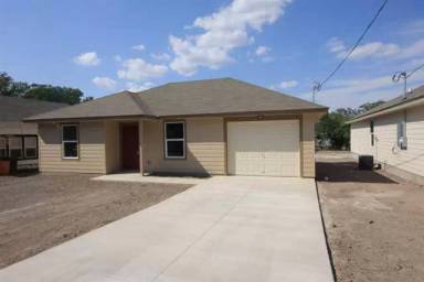 Main picture of 704 W Avenue C
