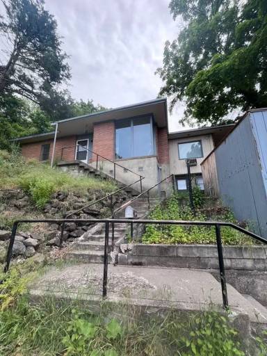 Main picture of 900 NE Maple St