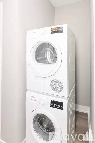 Main picture of 3933 N Janssen Ave