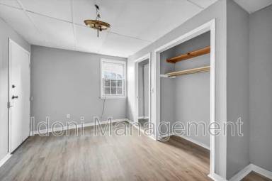 Main picture of 990-98 Pembroke St
