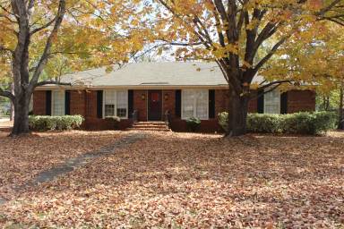 Main picture of 438 Kingswood Dr