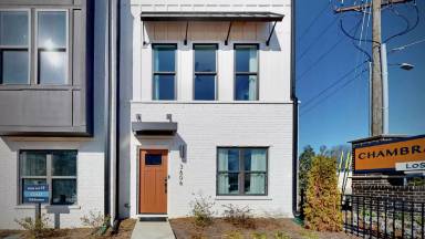 Main picture of 3606 S Tryon St