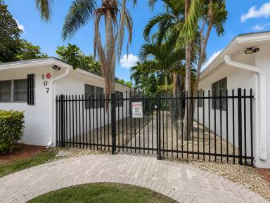 Main picture of 105 SW 18th Ave
