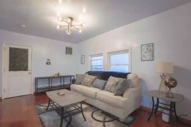 Main picture of 1639 W 38th Pl