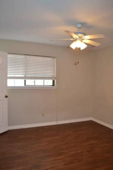 Main picture of 400 Benjamin St