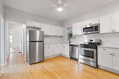 Main picture of 2900 N Damen Ave