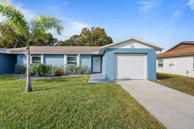Main picture of 827 Poinciana St