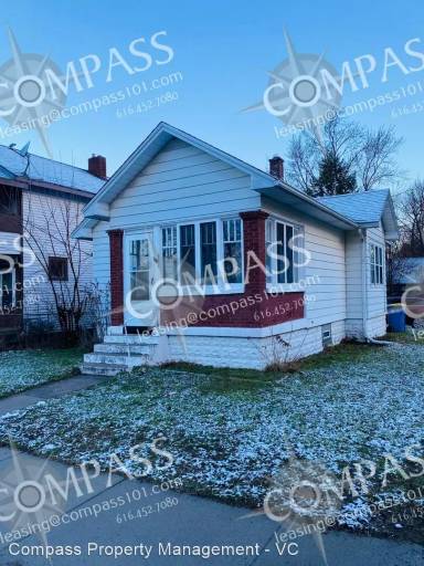 Main picture of 711 Knapp St NE
