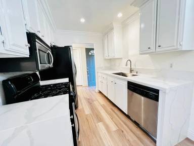 Main picture of 421 W 6th St