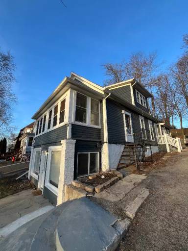 Main picture of 393 Wellington Ave