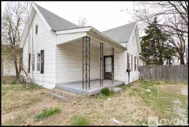 Main picture of 1322 E Illinois St