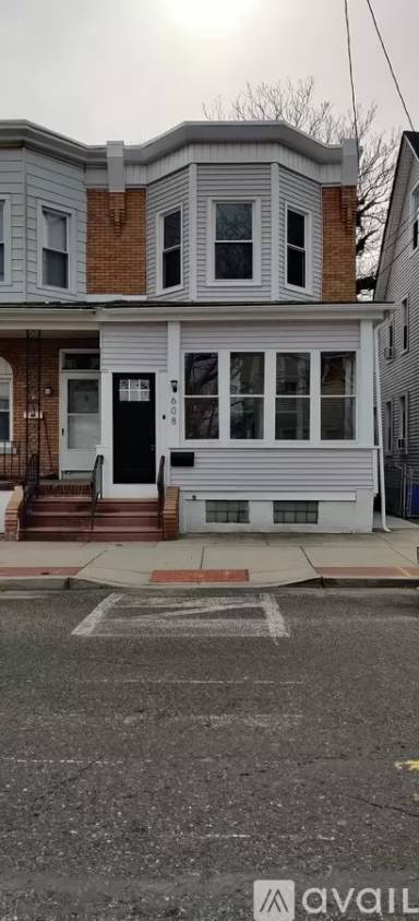 Main picture of 608 Market St