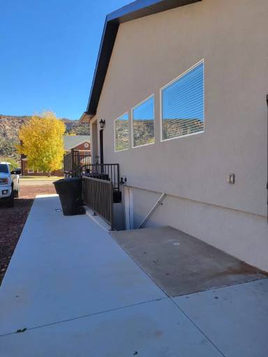 Main picture of 1065 N Canyon St