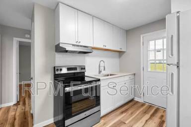 Main picture of 895 W Sharpe Ave