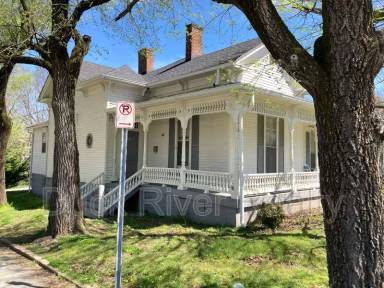 Main picture of 322 W 12th St