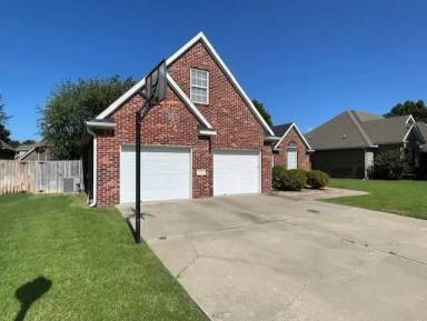 Main picture of 5604 S 43rd St