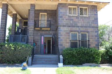 Main picture of 649 W 8th St