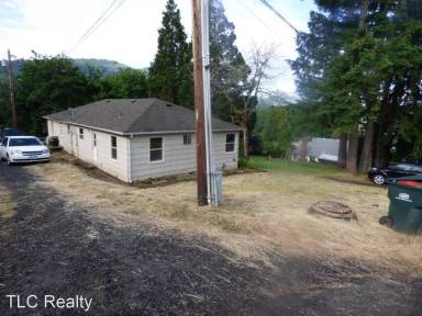 Main picture of 205 N School St
