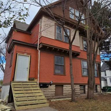 Main picture of 113 W Division St