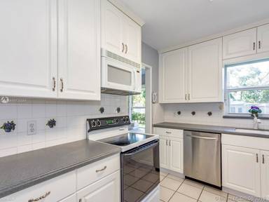 Main picture of 542 NE 107th St